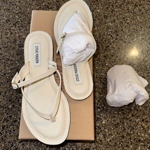 Steve Madden Cream Thong Sandals Minimalist Design 7.5
